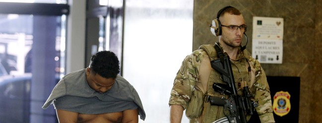 Suspeito preso chega à sede da Polícia Federal no Rio — Foto: Fabiano Rocha/Agência O Globo