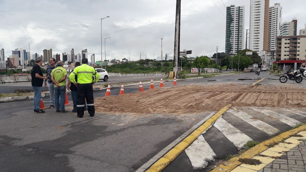 Apenas uma faixa ficou liberada do sentido Centro - Zona Sul da avenida Prudente de Morais, em Natal, após asfalto ceder  (Foto: Heloisa Guimarães/Inter TV Cabugi)