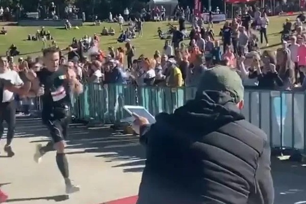 O ator Colin Farrell completou a Maratona de Brisbane em três horas e 54 minutos, acabando na 222ª posição entre os 683 participantes (Foto: Instagram)