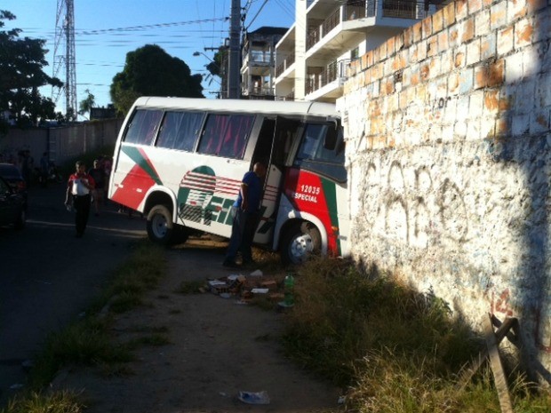  Micrôonibus invadiu terreno de residência após acidente na Zona Centro-Sul de Manaus (Foto: Ana Graziela Maia/G1)