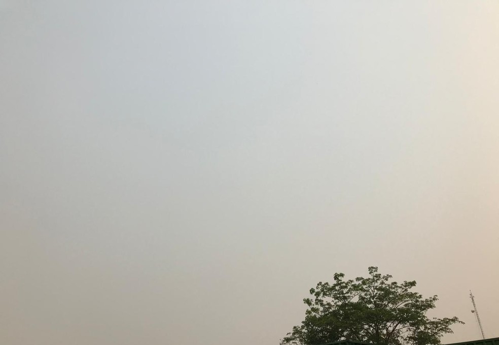 Céu branco devido fumaça em Porto Velho nesta terça-feira (8) — Foto: Ana Kézia Gomes/G1