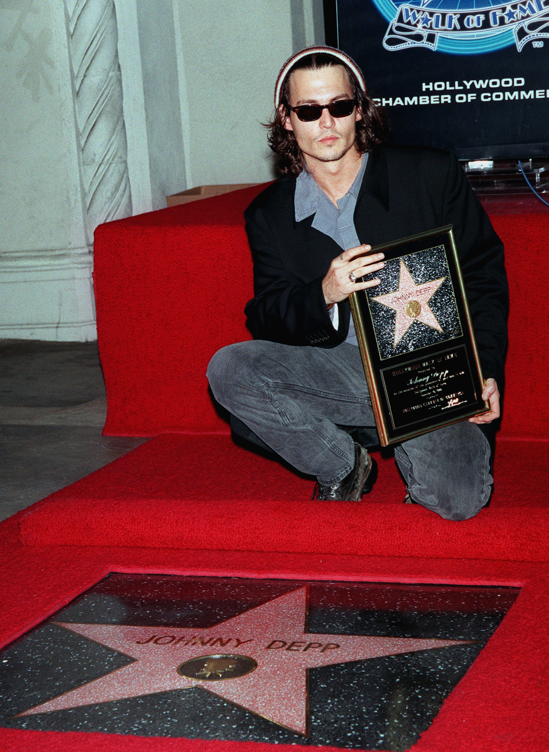 O ator Johnny Depp na cerimônia de inauguração de sua estrela na Calçada da Fama de Hollywood, em novembro de 1999 (Foto: Getty Images)