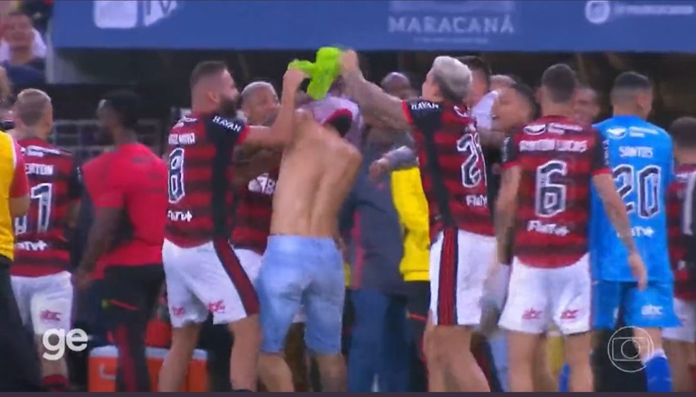 Torcedor do Flamengo invade gramado do Maracanã e comemora com os jogadores — Foto: Reprodução /ge