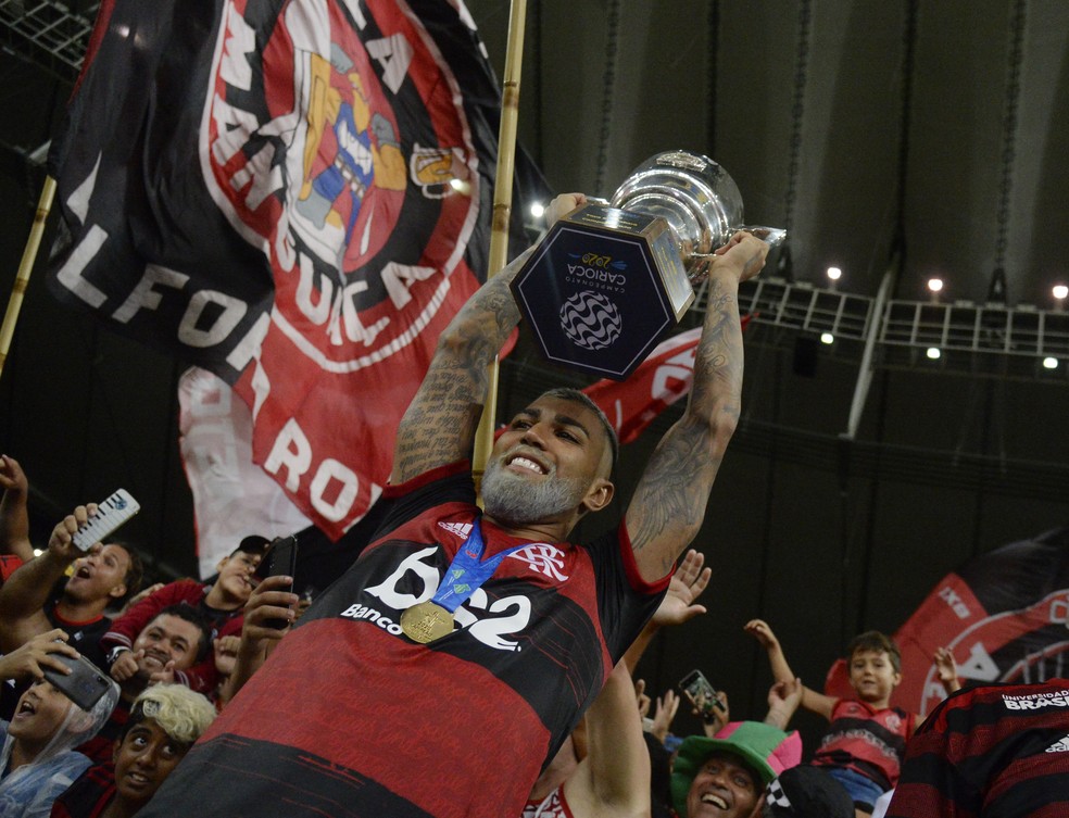 Gabigol, atacante do Flamengo, com a Taça Guanabara — Foto: André Durão