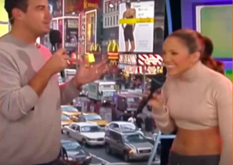 Jennifer Lopez na entrevista em 2003 na qual cogitou o casamento com Ben Affleck em Las Vegas (Foto: Reprodução)