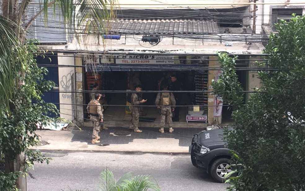 Agentes das tropas federais estão no local do assalto na Rua do Matoso (Foto: Fernanda Rouvenat )