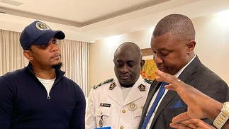 Samuel Eto'o foi recepcionado por integrantes da marinha e da embaixada de Camarões — Foto: Reprodução Twitter Embaixada de Camarões