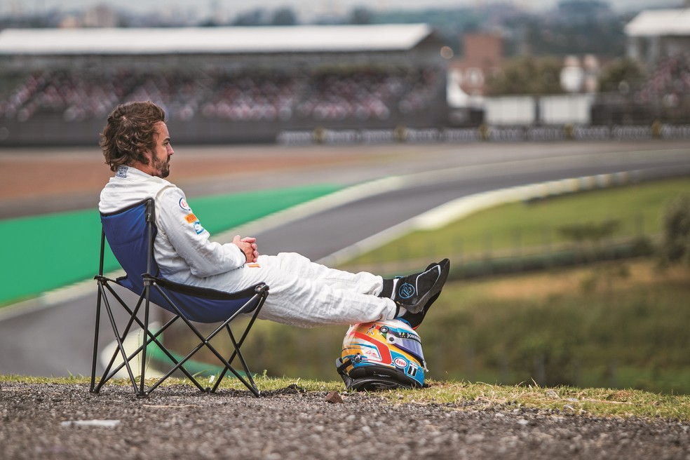 A imagem de Fernando Alonso  tomando sol em Interlagos fez a alegria das redes sociais (Foto: Bruno Terena)