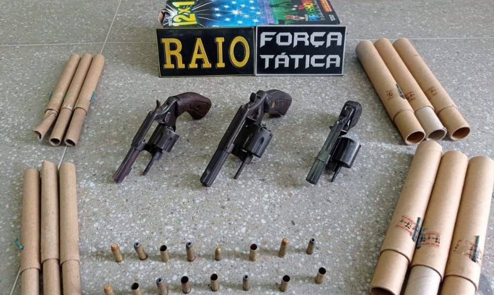 Parte do material foi apreendida no assoalho do veículo do cortejo fúnebre. — Foto: Polícia Militar/Divulgação
