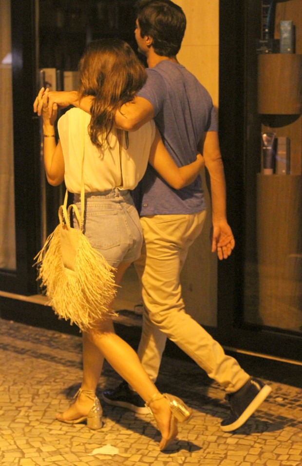 Isis Valverde curte noite romântica com o marido, André Resende (Foto: Daniel Delmiro / AgNews)