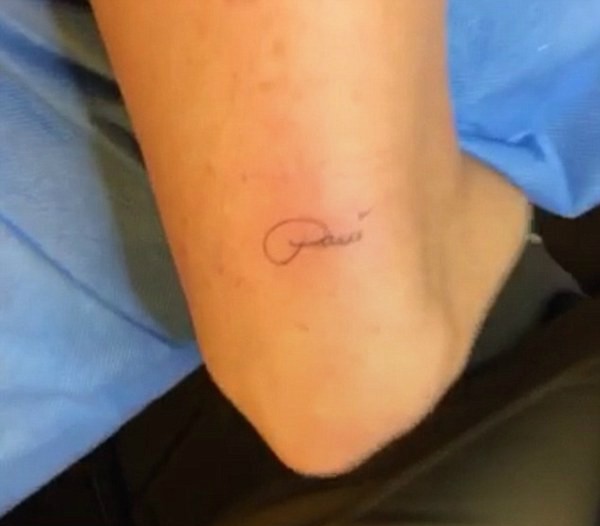 A assinatura de Paris Hilton no braço da amiga (Foto: Snapchat)