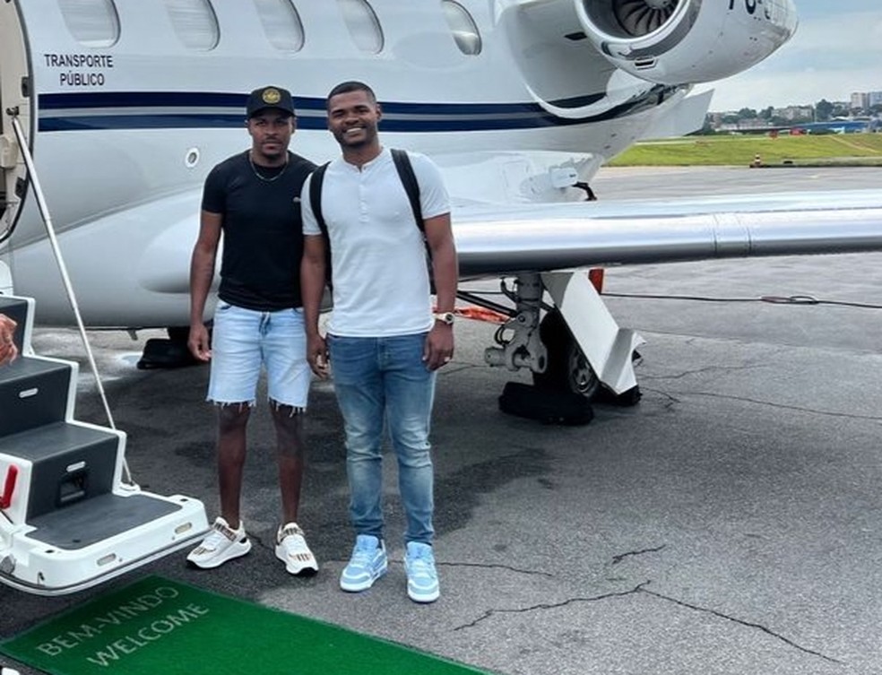 Acertados com o Cruzeiro, Wesley e Nikão chegam a BH para exames e assinatura de contrato