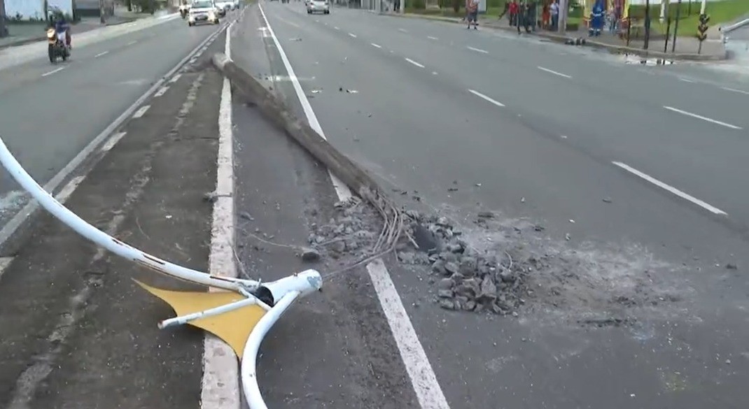 Motorista fica ferido na cabeça após bater em poste; agentes de trânsito apontam disputa de racha