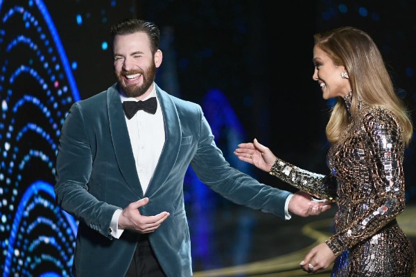 O ator Chris Evans e a cantora Jennifer Lopez durante a cerimônia do Oscar 2019 (Foto: Getty Images)