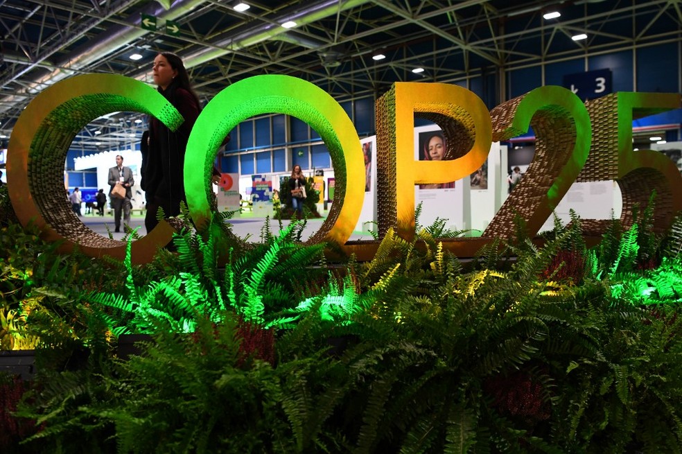 Visitantes chegam na COP25, em Madri, nesta segunda-feira (2) — Foto: GABRIEL BOUYS / AFP