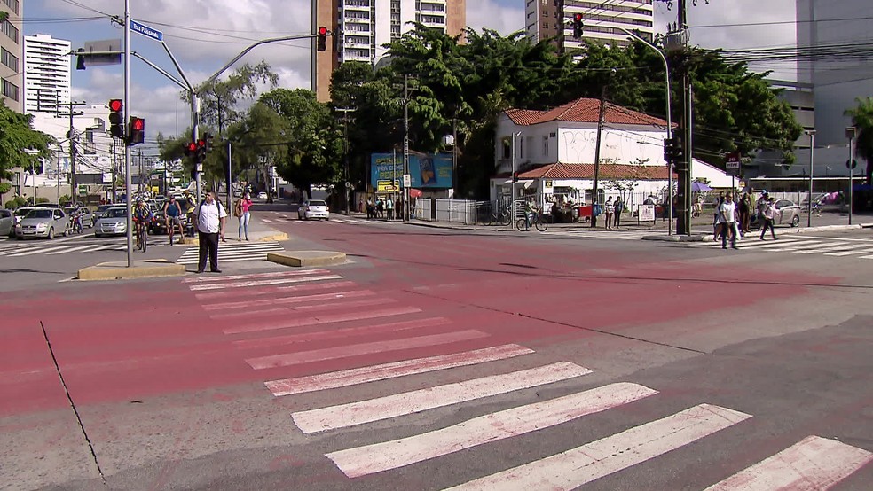 Cruzamento da Avenida Agamenon MagalhÃ£es com a Rua Paissandu Ã© pintado de vermelho para lembrar vÃ­timas de atropelamento â Foto: ReproduÃ§Ã£o/TV Globo