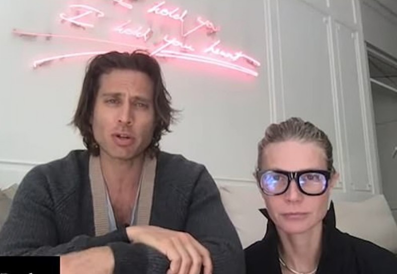 A atriz Gwyneth Paltrow com o marido, o produtor Brad Falachuk, expondo seus dramas pessoais e sexuais em um vídeo compartilhado no canal da artista no YouTube (Foto: YouTube)