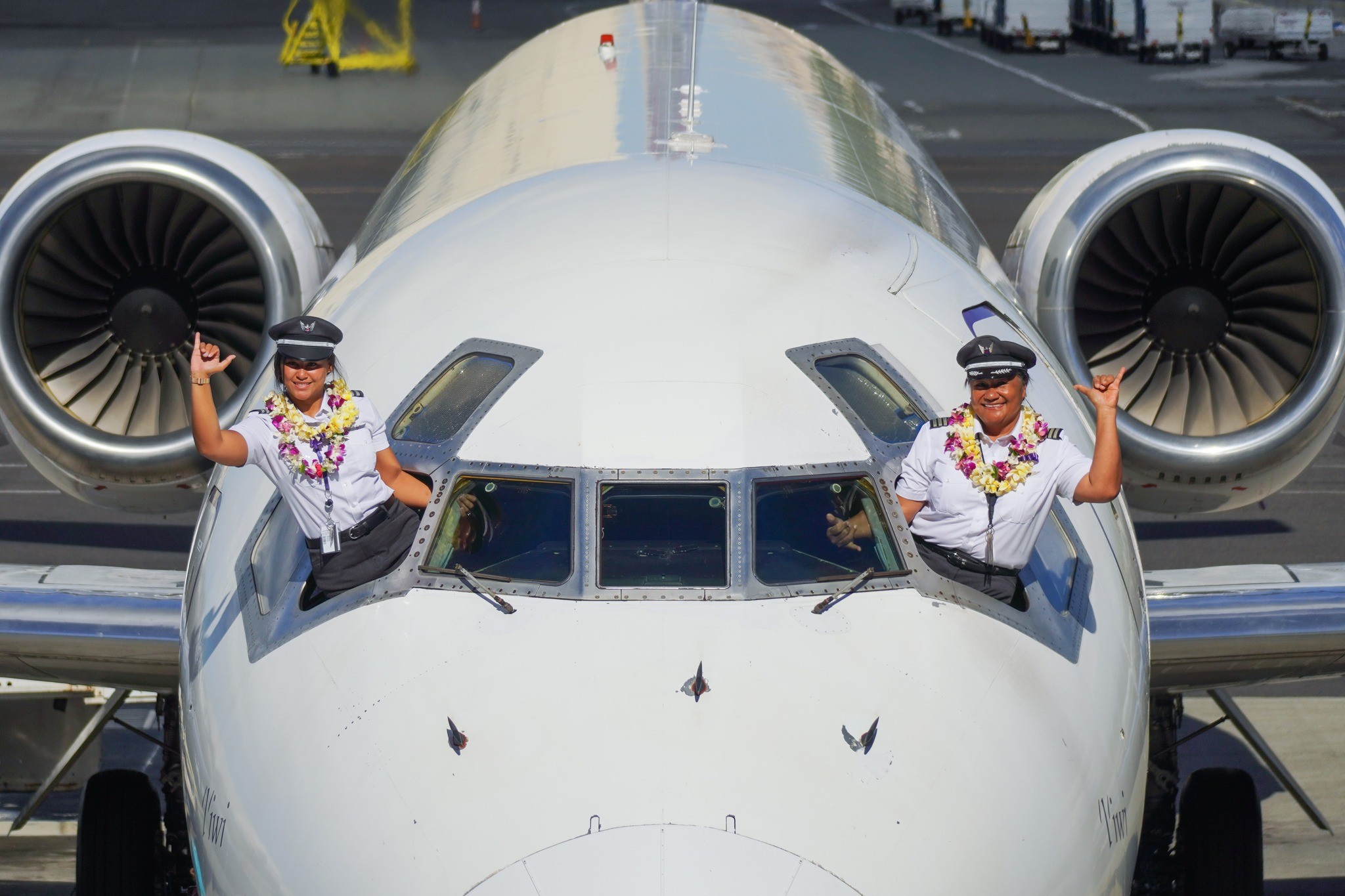 Mãe e filha comandam primeiro voo juntas pela primeira vez (Foto: Reprodução/Facebook/Hawaiian Airlines)