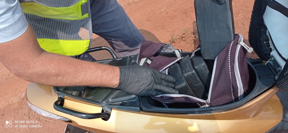 Polícia encontrou droga no compartimento da moto em Castilho — Foto: Divulgação/Polícia Rodoviária Estadual