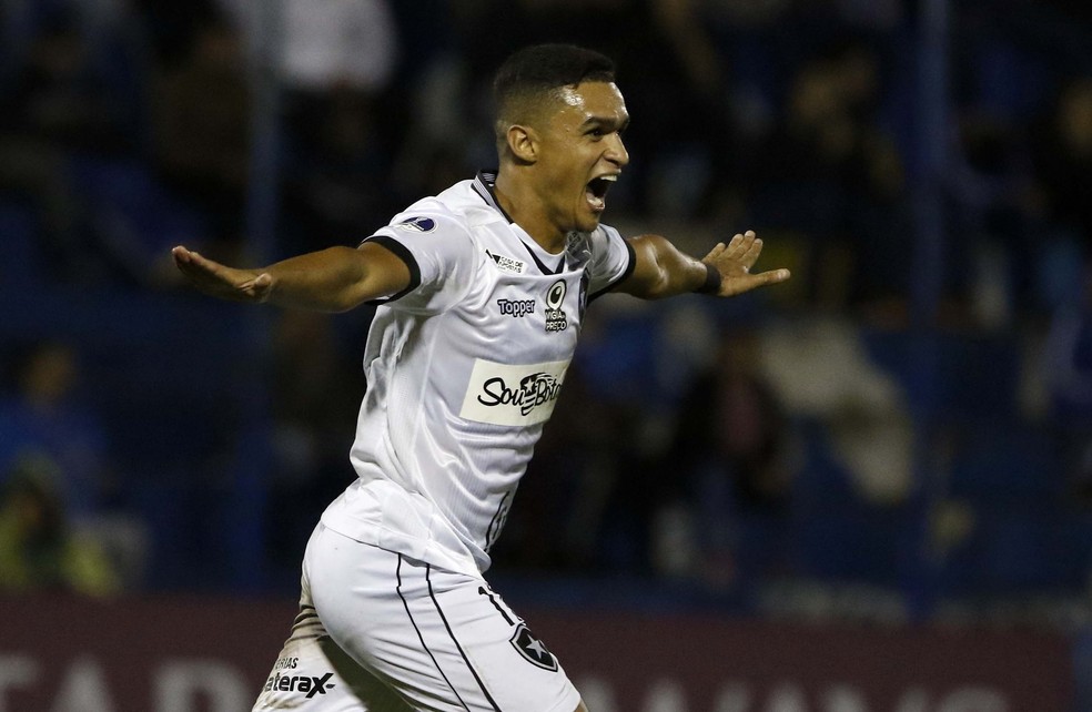 Erik marcou o gol da vitória sobre o Sol de América: Botafogo voltou a vencer, mas não jogou bem — Foto: Andrés Cristaldo
