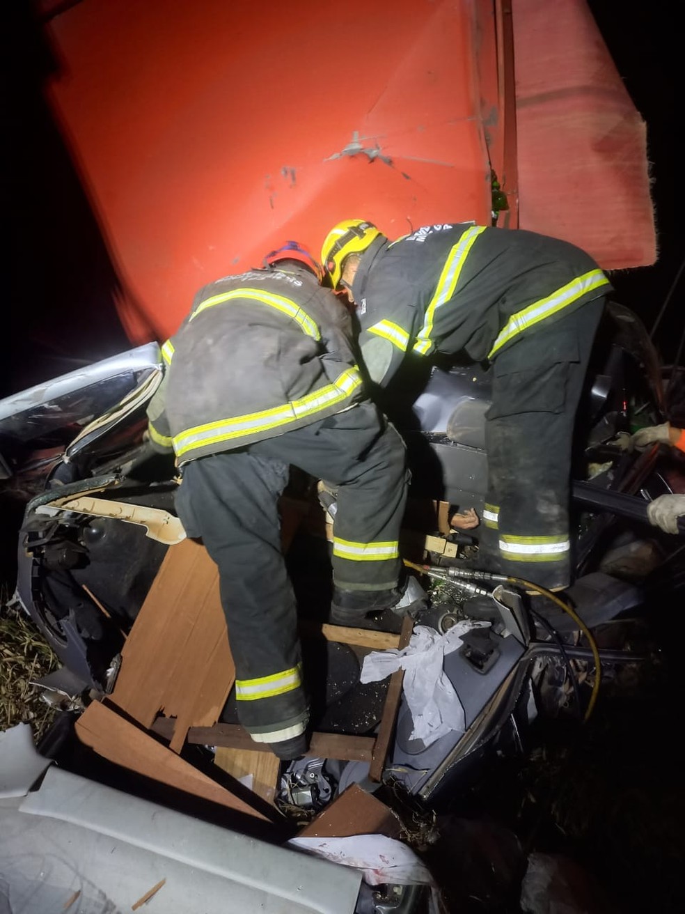 Carreta tomba na BR-267, atinge carros e mata três pessoas próximo a Baependi — Foto: Corpo de Bombeiros