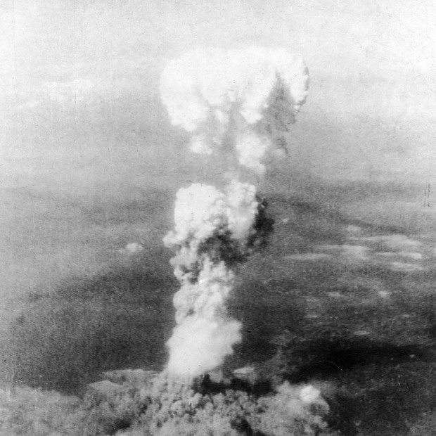 A fumaça em forma de cogumelo que se formou após o lançamento da bomba em Hiroshima atingiu 6 km de altura. (Foto: The LIFE Picture Collection/Getty Images)