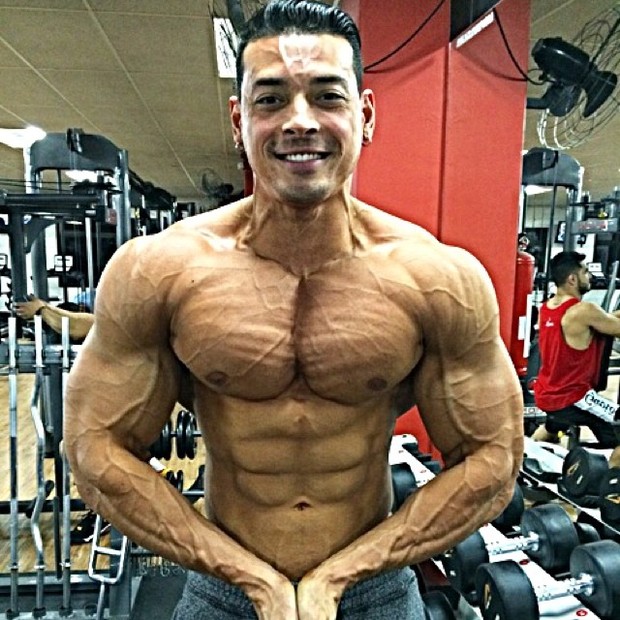 Felipe Franco posa sem camisa e exibe físico sarado (Foto: Instagram/ Reprodução)