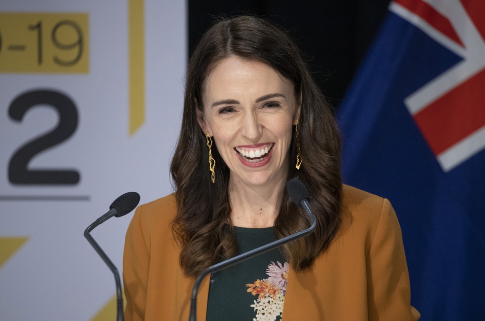 Primeira-ministra Jacinda Ardern sorri durante coletiva de imprensa nesta segunda-feira (8) — Foto: Mark Mitchell/New Zealand Herald via AP