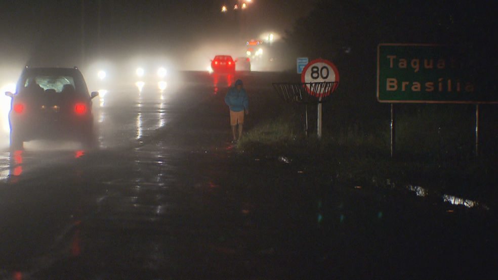Escuridão na DF-080, perto do Incra 7, na estrada que liga Brazlândia ao Plano Piloto (Foto: TV Globo/Reprodução)