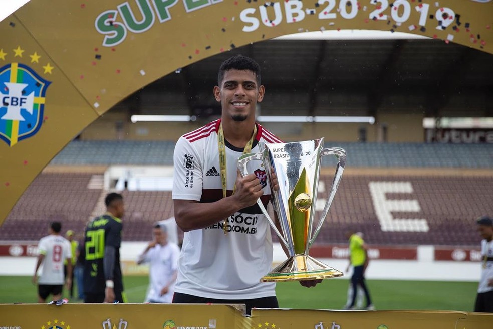 &Iacute;talo com o trof&eacute;u da Supercopa do Brasil Sub-20 em 2019 &mdash; Foto: Arquivo Pessoal