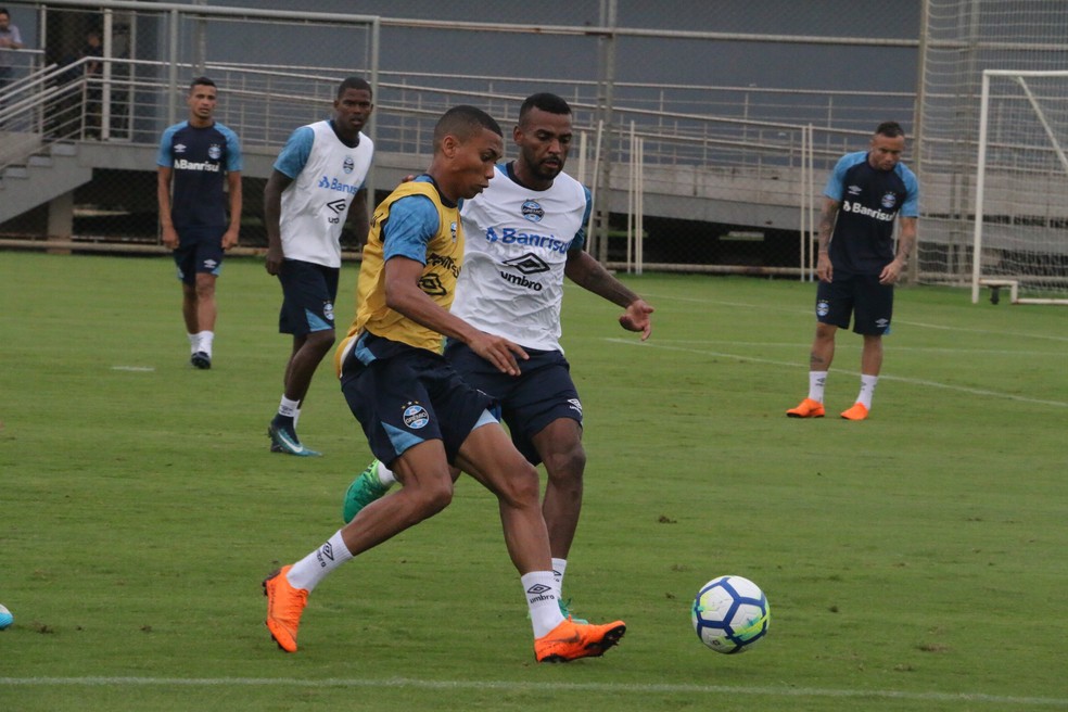 Madson e Leonardo não convenceram como substitutos de Léo Moura (Foto: Eduardo Moura)
