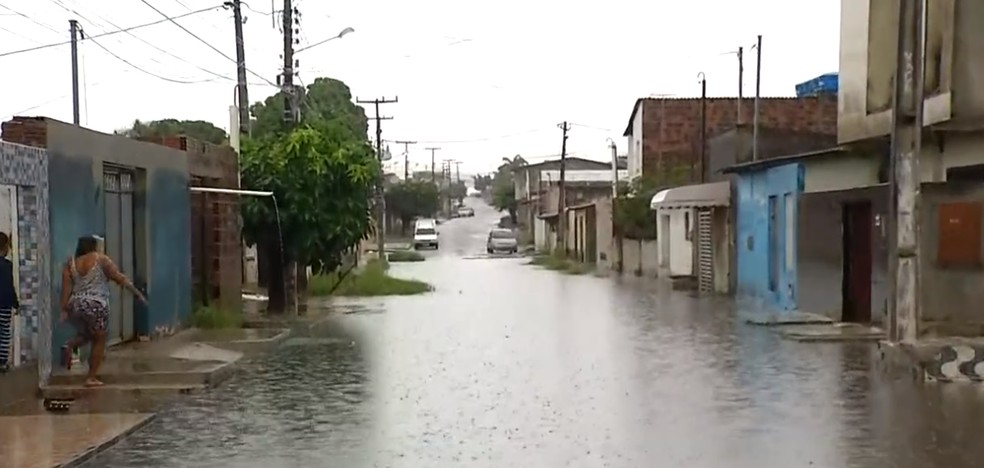 Rua Tenente Souza, na Zona Norte de Natal, alagada pelas chuvas, em Natal — Foto: Reprodução/Inter TV Cabugi