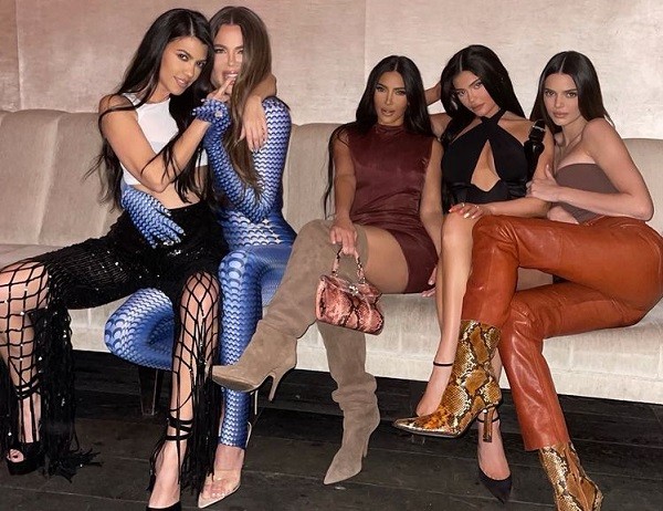 Imagens do reencontro das irmãs enlouqueceu fãs. Da esquerda para direita: Khloé, Kourtney e Kim Kardashian, Kylie e Kendall Jenner (Foto: Instagram)