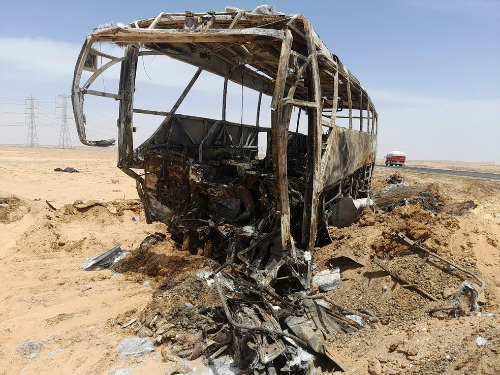 Estrutura do ônibus de turistas incinerado após acidente que deixou dez mortos no Egito, entre eles egípcios, franceses e belgas — Foto: AFP