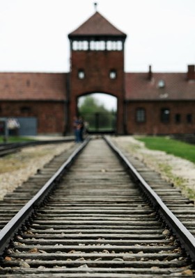 Estação em Auschwitz-Birkenau onde milhares de vítimas do genocídio desembarcaram (Foto: Getty Images)