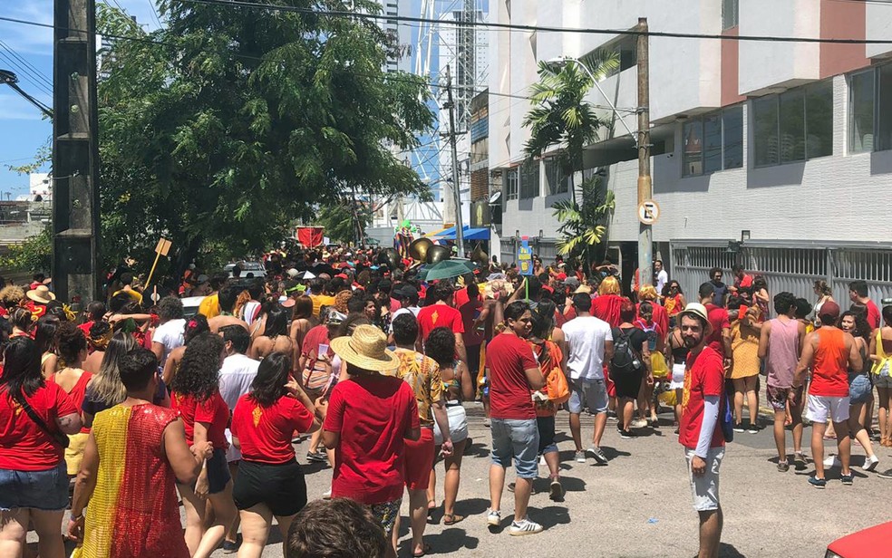 'Eu me vingo de tu no carnaval' tomou ruas do Centro do Recife — Foto: Pedro Alves/G1