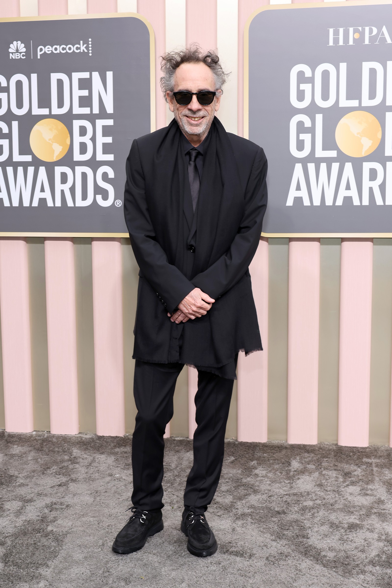 Como não poderia deixar de ser, Timk Burton aposta em look todo preto com óculos escuros e echarpe — Foto: Amy Sussman/Getty Images