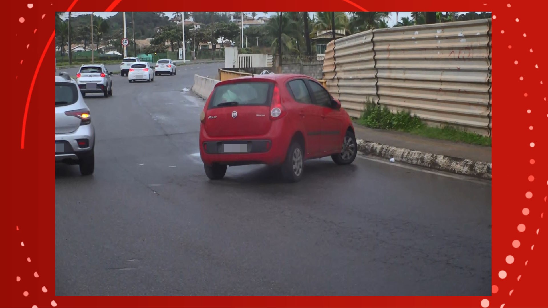 Suspeito de roubar carro abandona veículo após bater na Avenida Orlando Gomes, em Salvador
