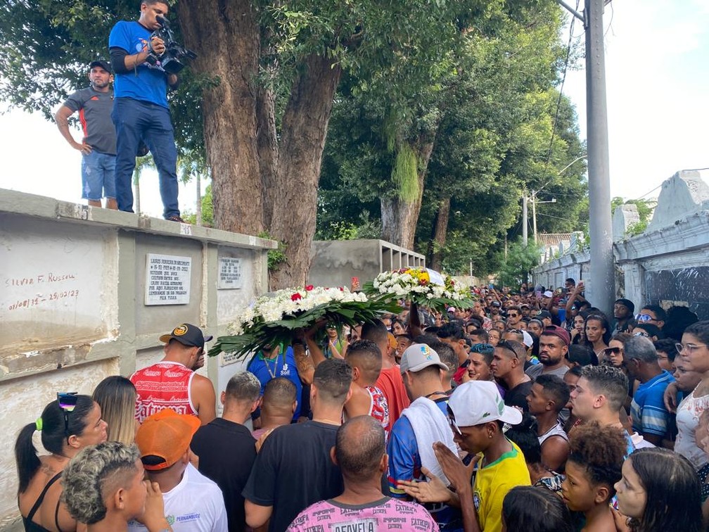 Corpo de MC Biel Xcamoso é enterrado no cemitério de Santo Amaro, no Recife — Foto: Artur Ferraz/g1