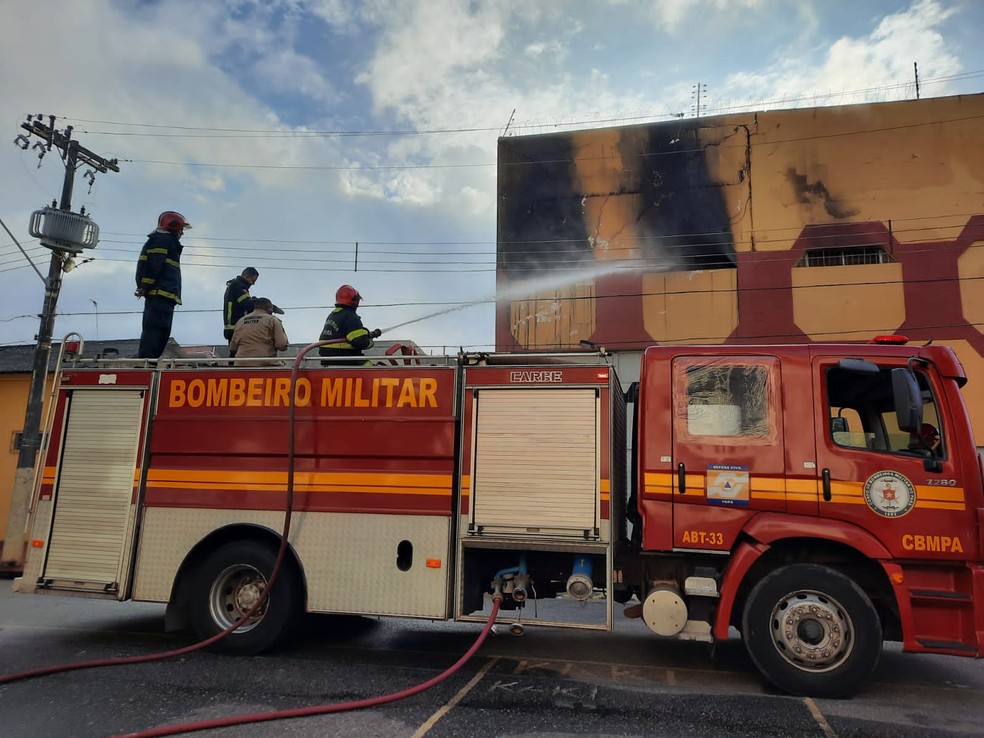 Bombeiros seguiam em local de incêndio em Belém na manhã desta segunda-feira — Foto: Carlos Brito/TV Liberal 
