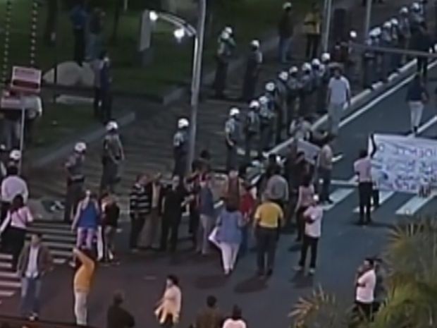 Polícia Militar fez um cordão em volta do prédio da prefeitura em Marília  (Foto: reprodução/TV Tem)