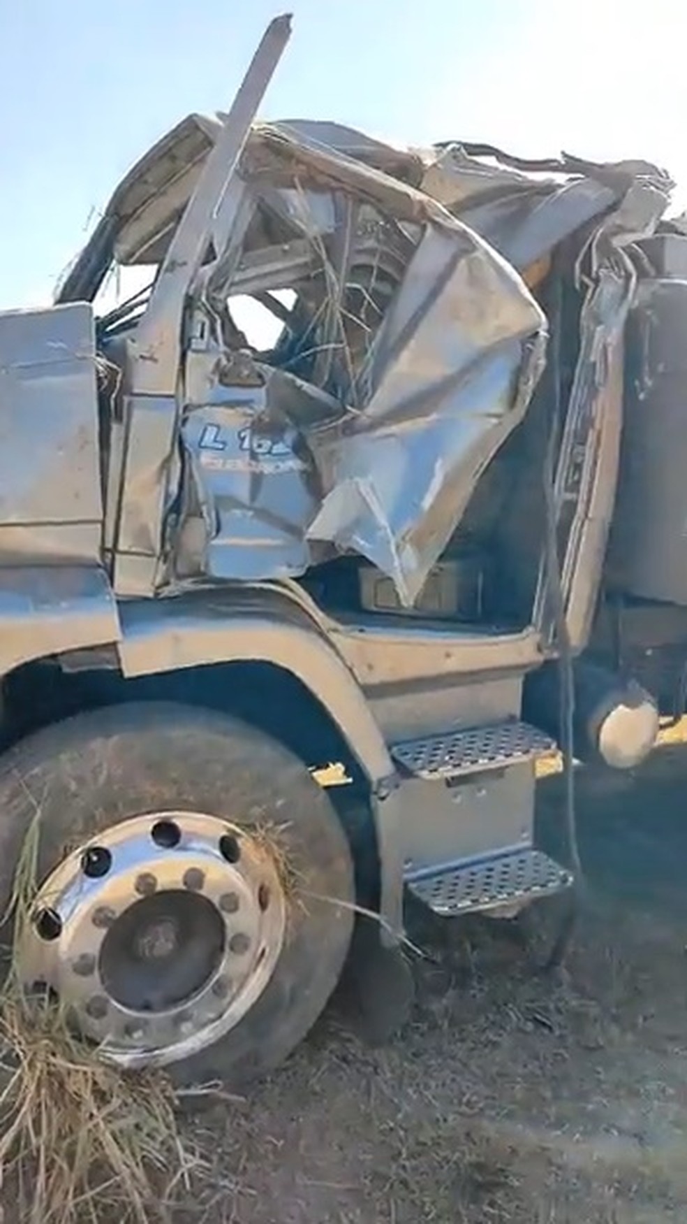 Motorista de caminhão-tanque fica ferido após veículo capotar na BR-459, em Santa Rita do Sapucaí — Foto: Gabriel Ângelo Oliveira
