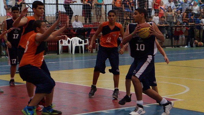 Basquete Jerns Salesiano Dom Bosco x CEI Romualdo (Foto: Augusto Gomes/GloboEsporte.com)