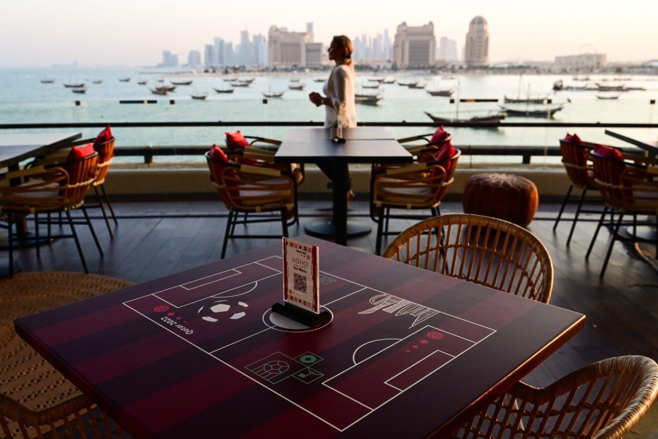 Varanda do Boho social restaurant na praia de Katara, em Doha, no Catar — Foto: MANAN VATSYAYANA / AFP