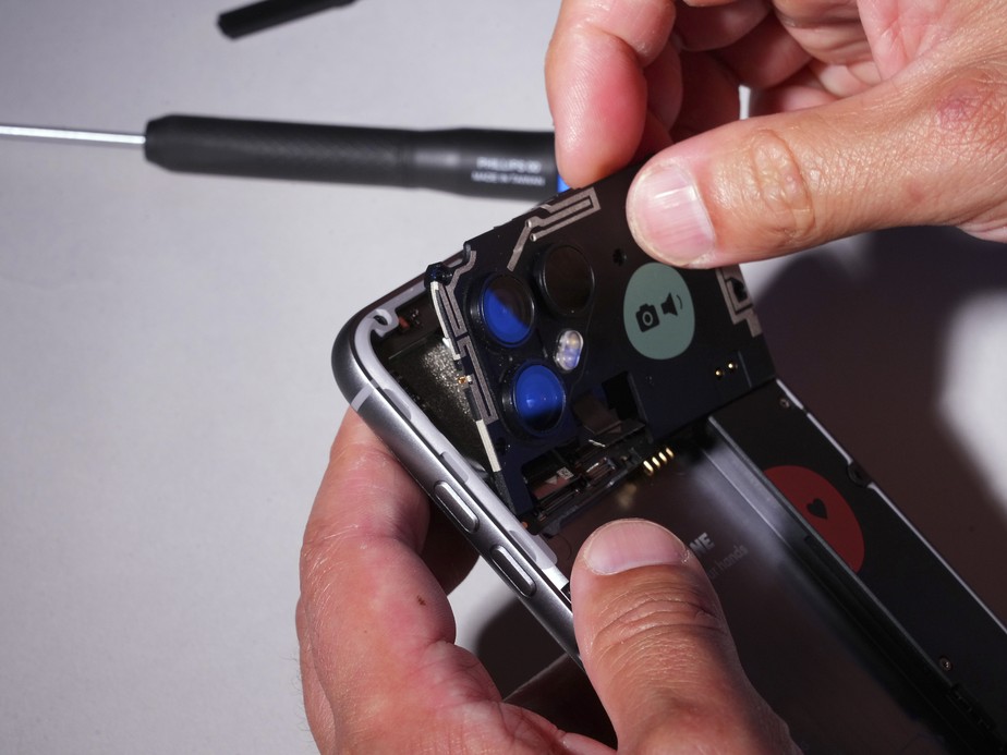 O Fairphone 4 tendo sua câmera removida em teste de uso pelo New York Times