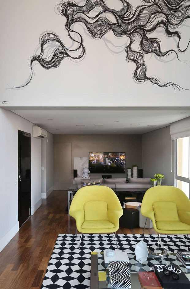 Contraste traz modernidade e estio à apartamento projetado para receber (Foto: Mariana Orsi)