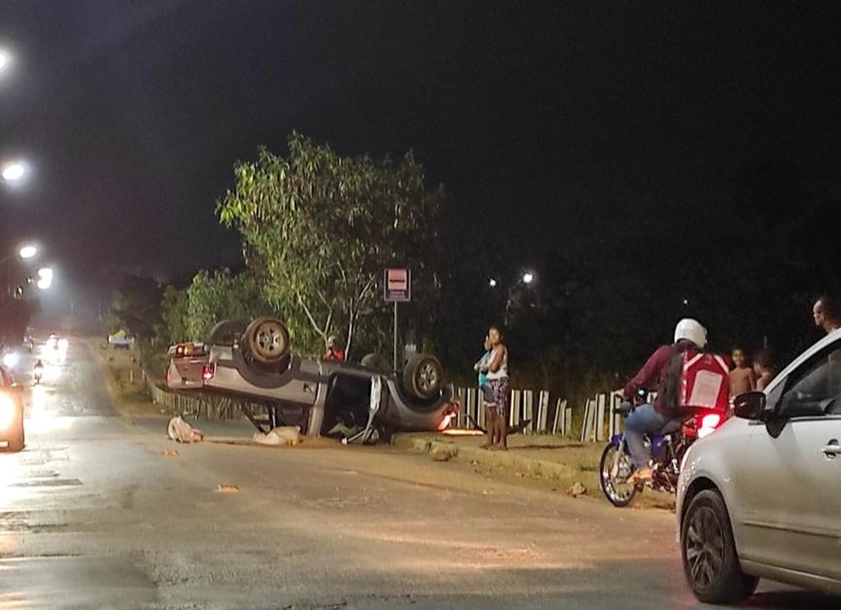 Carro capota em Montes Claros e motorista foge do local