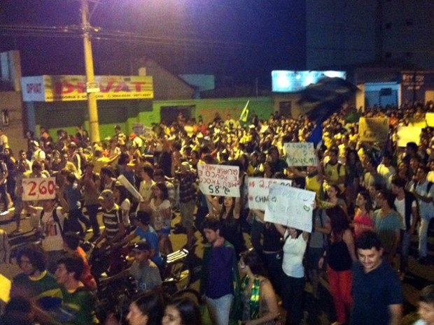 Caminhada pacífica foi menor do que no primeiro protesto (Foto: Fernanda Resende/G1)