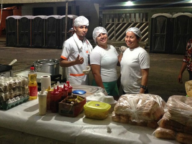 Cozinheira reuniu amigos para garantir renda extra com a venda de sanduíches e comidas rápidas (Foto: Indiara Bessa/G1 AM)