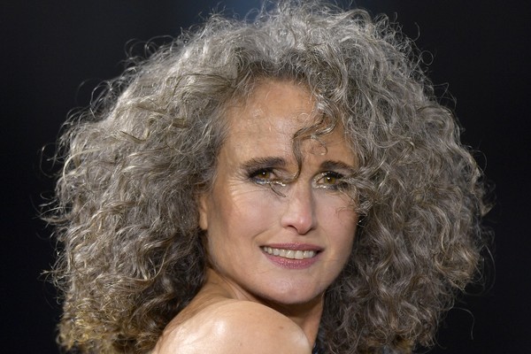 Andie MacDowell, musa dos anos 1980, rouba a cena em desfile com look  ousado e cabelos naturalmente grisalhos - Monet